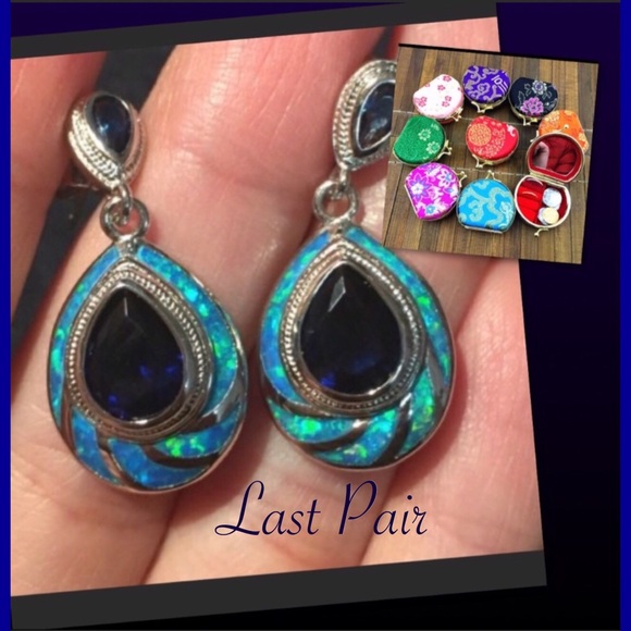 Jewelry - Gorgeous Dangling Earrings